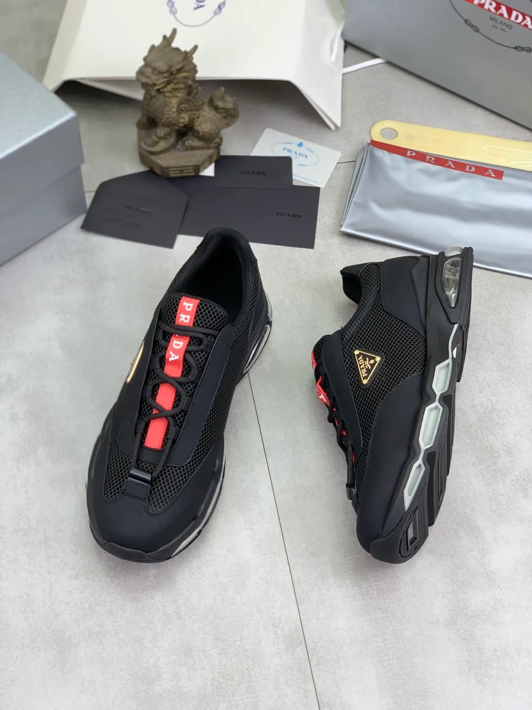 Men's men's shoes 💰P660 💰[New model] The top version is now available on the official website, 🆘 Air-cushion shock-absorbing thick-soled trendy brand (Prada) is the main popular model, avant-garde and versatile fashionable men's shoes, private version mold opening, cowhide surface splicing 1:1.. Simple fashion, original imported cowhide feet; the atmosphere and personality are more fashionable, eye-catching and pursuing class. It will subvert the old idea and be a must-have for fashion trendsetters with you! Must keep it for yourself ! Tall and comfortable, large and low, high-end quality workmanship. Size: 38-44 3️⃣colors available.